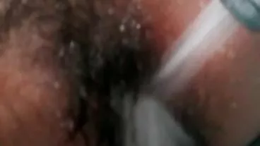 Reality Kings: scopa il video porno vecchiette culo di Ginebra Bellucci su un letto di rose su PornHD