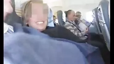 Adolescente europea magra a petto piccolo vecchia nonna scopa a pecorina
