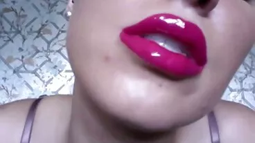 Una troia tettona tatuata munge il cazzo con le porno nonna e nipote sue tette