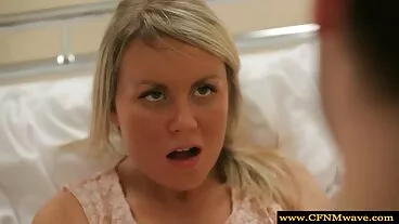 Reality Kings: scopa il culo di nonne troie con giovani Ginebra Bellucci su un letto di rose su PornHD