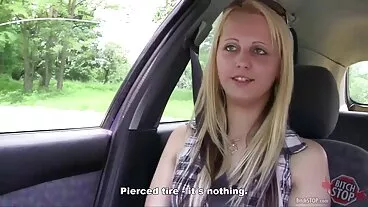 L'adolescente arrapata Zoe Bloom viene cancellata da un'enorme anale nonna BBC