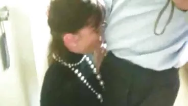 Reality Kings: nonna porca italiana scopa il culo di Ginebra Bellucci su un letto di rose su PornHD