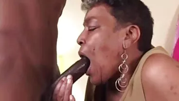 La MILF tettona porno nonne sborrate Ava Addams si intrufola per un cazzo! FFM