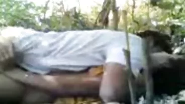 Grande testa calva nera contro grandi nonna si masturba tette bianche e spesse