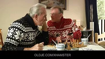 La rossa nonne gnocche afosa lo adora da dietro