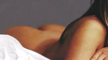 Reality Kings: scopa il culo di Ginebra Bellucci su un letto di rose su nonna nuda PornHD