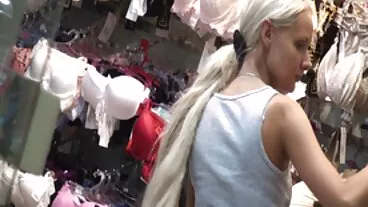 Calda latina anziane granny con tette fantastiche scopata all'aperto